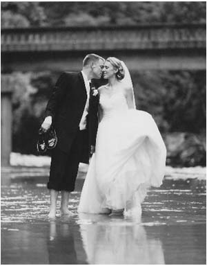 Couple amoureux les pieds dans l'eau