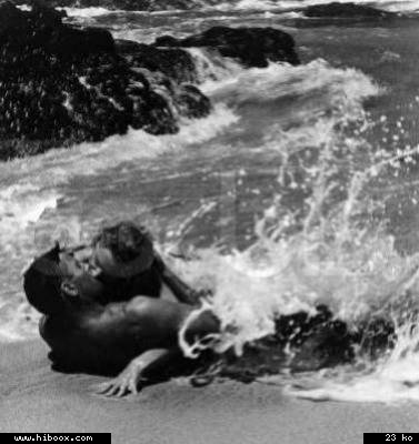 Couple amoureux au bord de mer