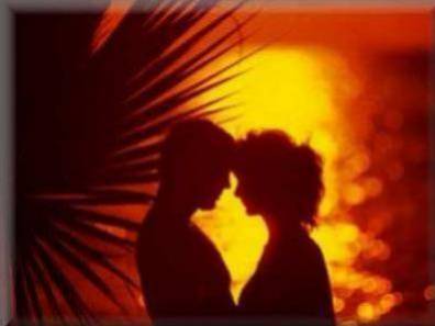 Couple amoureux au coucher du soleil