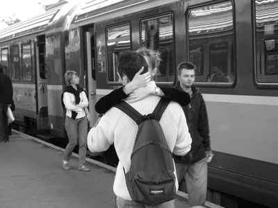 Couple amoureux sur un quai de gare