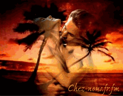 Couple amoureux au coucher du soleil