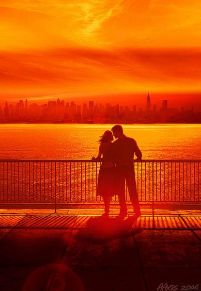 Couple amoureux au coucher du soleil